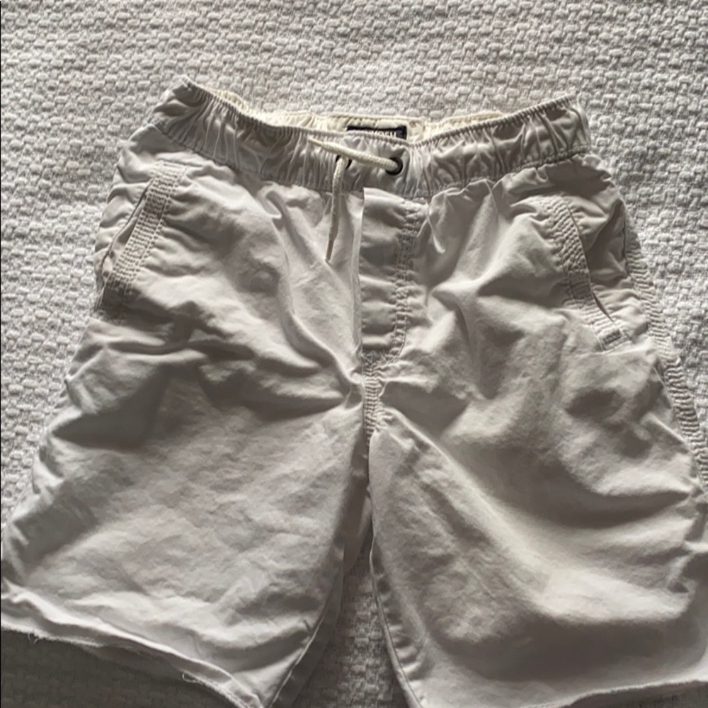 White Oshkosh shorts for boys 6 🛑sold